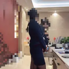 4s店前台销售脱鞋晾脚