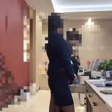 4s店前台销售脱鞋晾脚