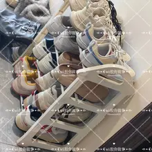 在小区下面看到一个穿靴子的烧女年轻，尾随一下果然看到鞋柜在外面，味道都很顶，特别是那个靴子，满满都是汗味，刚脱下还有余味，其他鞋子味道也不错，独居女性，就是不…