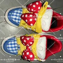 极品女高的HelloKitty顽刻面包鞋，不得不说这个这个款式真的可爱，很符合女主可爱甜妹的样子，鞋子基本上是香味，感觉平时打理的很好，可惜没有袜子，更多细节…