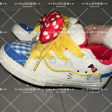 极品女高的HelloKitty顽刻面包鞋，不得不说这个这个款式真的可爱，很符合女主可爱甜妹的样子，鞋子基本上是香味，感觉平时打理的很好，可惜没有袜子，更多细节…
