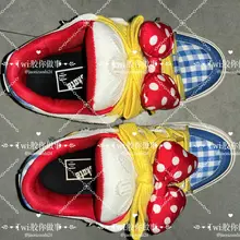 极品女高的HelloKitty顽刻面包鞋，不得不说这个这个款式真的可爱，很符合女主可爱甜妹的样子，鞋子基本上是香味，感觉平时打理的很好，可惜没有袜子，更多细节…