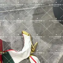 漫展女coser的极品cos鞋，也是第一次遇到这种鞋子，兄弟们知道这是什么角色吗？女主是dy上面的小主播，鞋柜上面还有其他高跟鞋，算是尾随到极品了，主要是第一…