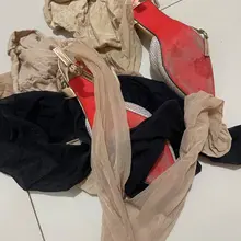不仅有高跟鞋尽然还有两双丝袜，味道是真的重啊，还未打胶。抽两个粉丝点赞的一个送鞋一个送袜子 #扫楼 #打胶 #射鞋 #恋足 #足交 #丝袜