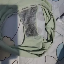 粉丝投稿:搞到了女租客刚脱下来的内裤，水真的可以有这么多吗？都浸透了，味道也超级大，真的是上头啊。并附上女租客的背影照。 #扫楼 #打胶 #原味 #内裤 #射…