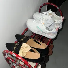 粉丝投稿，发现一个宝藏地点，不仅没监控鞋子还有袜子，直接躲在楼道里解决一下。 #扫楼 #打胶 #射鞋 #恋足 #高跟鞋 #平底鞋 #足交 #鞋底