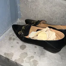 粉丝投稿，发现一个宝藏地点，不仅没监控鞋子还有袜子，直接躲在楼道里解决一下。 #扫楼 #打胶 #射鞋 #恋足 #高跟鞋 #平底鞋 #足交 #鞋底