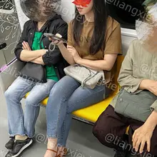 少妇的脚看着之所以性感，首先在于这双露肤度很高的一字带凉鞋，其次在于脚的骨感和清晰的青筋，加上略粗糙的脚趾可以展现熟女的性感 （完整视频图片在门槛群🚪更新，欢…