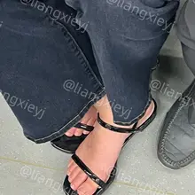 干净靓丽的美女，忙碌一天到了下班妆容也没有花，裸足一字带显得低调性感，美女坐在这闭目养神，脚伸出来给我随便拍 （完整视频图片在门槛群🚪更新，欢迎私信加入，冬季…