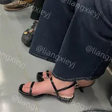 干净靓丽的美女，忙碌一天到了下班妆容也没有花，裸足一字带显得低调性感，美女坐在这闭目养神，脚伸出来给我随便拍 （完整视频图片在门槛群🚪更新，欢迎私信加入，冬季…