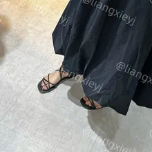 黑色系凉鞋小女友第三弹：继续跟上贴拍，美女这个黑色系穿搭太显脚了，既优雅又性感，每一次近距离拍摄都感叹这双脚太嫩了，在深秋时节实在是难得一遇的极品 （完整版视…