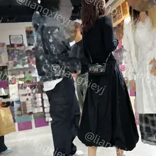 黑色系凉鞋小女友第三弹：继续跟上贴拍，美女这个黑色系穿搭太显脚了，既优雅又性感，每一次近距离拍摄都感叹这双脚太嫩了，在深秋时节实在是难得一遇的极品 （完整版视…