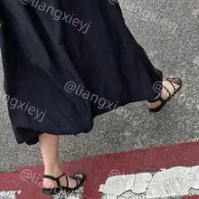黑色系凉鞋小女友第二弹：跟入商店内硬核贴拍凉鞋小女友的嫩足，指甲上残留的指甲油代表着所剩无几的夏秋，滑出来的小脚趾很俏皮，脚丫子无敌嫩，太勾人了。更多后续敬请…