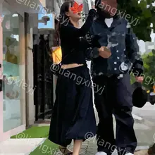 黑色系凉鞋小女友第二弹：跟入商店内硬核贴拍凉鞋小女友的嫩足，指甲上残留的指甲油代表着所剩无几的夏秋，滑出来的小脚趾很俏皮，脚丫子无敌嫩，太勾人了。更多后续敬请…