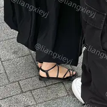 黑色系凉鞋小女友第一弹：特别喜欢深秋时节还在露脚的妹子，尤其这种全身包裹的严严实实，却有一双白嫩的玉足穿着凉鞋，诱惑力十足了，必须紧紧跟着一顿猛拍。更多后续敬…