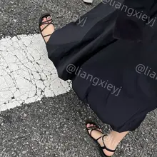 黑色系凉鞋小女友第一弹：特别喜欢深秋时节还在露脚的妹子，尤其这种全身包裹的严严实实，却有一双白嫩的玉足穿着凉鞋，诱惑力十足了，必须紧紧跟着一顿猛拍。更多后续敬…