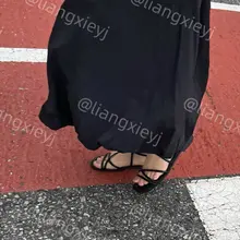 黑色系凉鞋小女友第一弹：特别喜欢深秋时节还在露脚的妹子，尤其这种全身包裹的严严实实，却有一双白嫩的玉足穿着凉鞋，诱惑力十足了，必须紧紧跟着一顿猛拍。更多后续敬…