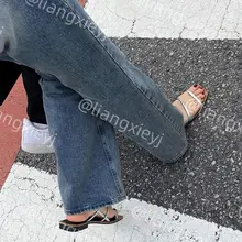 气质女友一枚，修长的美脚穿上性感的平底凉鞋，走路时脚趾都翘着，全身包裹的严严实实，只有这双精致的脚最亮眼 （欢迎私信加入门槛群🚪，多个系列原创足拍，冬季不停更…