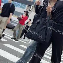气质女友一枚，修长的美脚穿上性感的平底凉鞋，走路时脚趾都翘着，全身包裹的严严实实，只有这双精致的脚最亮眼 （欢迎私信加入门槛群🚪，多个系列原创足拍，冬季不停更…