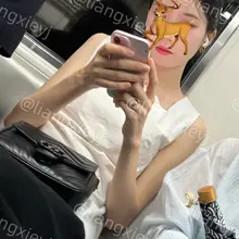 顶级颜值美女，气质都要溢出手机屏幕了，能一睹这样的靓女的凉鞋美脚，还有什么可挑剔的呢 （完整版在门槛群🚪更新，欢迎同好私信加入，冬季不断更，主打性价比） #街…