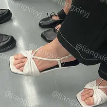 顶级颜值美女，气质都要溢出手机屏幕了，能一睹这样的靓女的凉鞋美脚，还有什么可挑剔的呢 （完整版在门槛群🚪更新，欢迎同好私信加入，冬季不断更，主打性价比） #街…