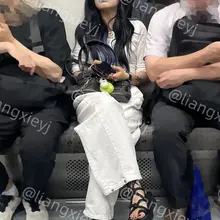 妆造和穿搭有一些清冷感的凉鞋妹子，jiojio又干净又精致，交叉带凉鞋绑在脚上好性感 （完整版在门槛群🚪更新，欢迎同好私信加入，冬季不断更，性价比优） #街拍…