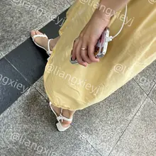 下班路上的美女小姐姐，一身黄色长裙加脚上的白色一字带凉鞋显得清新又温柔，相当耐看，这双极致精巧白嫩的脚丫子，太吸引了 （门槛群🚪持续更新中，欢迎同好私信加入，…