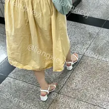 下班路上的美女小姐姐，一身黄色长裙加脚上的白色一字带凉鞋显得清新又温柔，相当耐看，这双极致精巧白嫩的脚丫子，太吸引了 （门槛群🚪持续更新中，欢迎同好私信加入，…