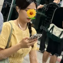 下班路上的美女小姐姐，一身黄色长裙加脚上的白色一字带凉鞋显得清新又温柔，相当耐看，这双极致精巧白嫩的脚丫子，太吸引了 （门槛群🚪持续更新中，欢迎同好私信加入，…
