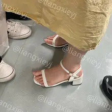 下班路上的美女小姐姐，一身黄色长裙加脚上的白色一字带凉鞋显得清新又温柔，相当耐看，这双极致精巧白嫩的脚丫子，太吸引了 （门槛群🚪持续更新中，欢迎同好私信加入，…