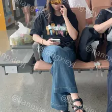 机场里遇到候机的高中小韩妹，穿着凉鞋，脚丫子不一般的白嫩，戴着眼镜看着很文静，小妹属实没有什么警惕性，各种角度拍这双嫩脚都很出片 （完整视频图片在门槛群🚪更新…