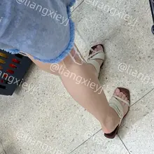 少妇宝妈的小高跟凉拖还是挺别致的，脚丫子保养的也不错 （门槛群🚪持续更新，欢迎同好私信加入，含多个系列足拍，性价比优） #街拍 #美脚 #裸足 #凉鞋 #脚趾…