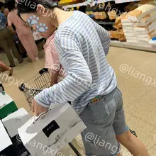 少妇宝妈的小高跟凉拖还是挺别致的，脚丫子保养的也不错 （门槛群🚪持续更新，欢迎同好私信加入，含多个系列足拍，性价比优） #街拍 #美脚 #裸足 #凉鞋 #脚趾…