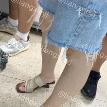 少妇宝妈的小高跟凉拖还是挺别致的，脚丫子保养的也不错 （门槛群🚪持续更新，欢迎同好私信加入，含多个系列足拍，性价比优） #街拍 #美脚 #裸足 #凉鞋 #脚趾…