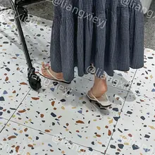 颜值担当长相清甜的妹子，穿着人字拖的脚丫子相当白嫩娇羞，什么是真正的玉足，看她就对了，必须狠狠的贴拍一波 （完整版在门槛群🚪更新，欢迎同好私信加入，多个系列原…
