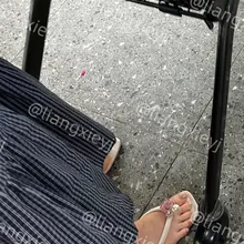 颜值担当长相清甜的妹子，穿着人字拖的脚丫子相当白嫩娇羞，什么是真正的玉足，看她就对了，必须狠狠的贴拍一波 （完整版在门槛群🚪更新，欢迎同好私信加入，多个系列原…