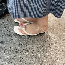 颜值担当长相清甜的妹子，穿着人字拖的脚丫子相当白嫩娇羞，什么是真正的玉足，看她就对了，必须狠狠的贴拍一波 （完整版在门槛群🚪更新，欢迎同好私信加入，多个系列原…