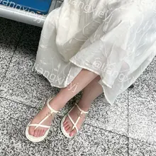 候车厅的严肃脸凉鞋小姐姐，越是一脸严肃越显得反差，越想多拍几张你的脚丫子，还翘着二郎腿，优雅又性感 （完整视频图片门槛群🚪更新，欢迎同好私信加入，性价比优）…