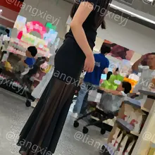 逛超市的黑色系高冷美女，气质和颜值俱佳，露出的一双玉足又嫩又标志，透过黑色纱裙也能看出美女的顶级身材，很吸睛 （门槛群🚪持续更新中，欢迎私信加入，看多个系列足…