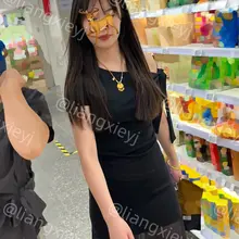 逛超市的黑色系高冷美女，气质和颜值俱佳，露出的一双玉足又嫩又标志，透过黑色纱裙也能看出美女的顶级身材，很吸睛 （门槛群🚪持续更新中，欢迎私信加入，看多个系列足…