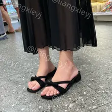 逛超市的黑色系高冷美女，气质和颜值俱佳，露出的一双玉足又嫩又标志，透过黑色纱裙也能看出美女的顶级身材，很吸睛 （门槛群🚪持续更新中，欢迎私信加入，看多个系列足…