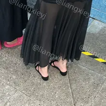 逛超市的黑色系高冷美女，气质和颜值俱佳，露出的一双玉足又嫩又标志，透过黑色纱裙也能看出美女的顶级身材，很吸睛 （门槛群🚪持续更新中，欢迎私信加入，看多个系列足…