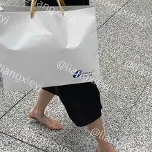 高铁站偶遇极品少妇，而且运气不错，刚好同一列车，修长的美脚，穿着透明凉鞋，看着就性感 （完整版门槛群🚪内更新，欢迎加入） #街拍 #美脚 #玉足 #裸足 #脚…