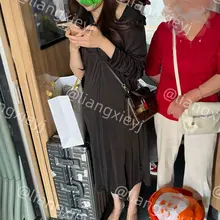 高铁站偶遇极品少妇，而且运气不错，刚好同一列车，修长的美脚，穿着透明凉鞋，看着就性感 （完整版门槛群🚪内更新，欢迎加入） #街拍 #美脚 #玉足 #裸足 #脚…