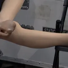 车展工作人员脱鞋晾脚