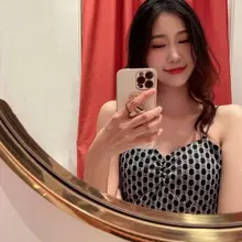 【投稿】江苏南京母狗理财经理戴民怡，29岁新婚人妻母狗，身长170，喜欢用大长腿勾引客户，然后在理财室半推半就被撕烂西裤摁在桌上，狗腿弯成m型被直插子宫，母狗…