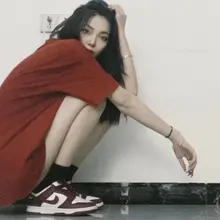 【投稿】江西母狗万安琪喜欢在朋友圈给大家展示她的骚腿，慢慢越来越露越来越骚展示本性，先只是漏个屁股，要求点赞五十露更多，一会就在朋友圈展示对着镜头叉开双腿掰开…