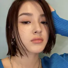 Nancy你这条臭母狗又爬出来发骚了是吧？扒开你的紧身牛仔裤露出你流着淫水的骚穴和雪白的肥臀，鸡巴用力顶上去，媚眼如丝的想要精液吃了是吧，全给你射到骚脸上