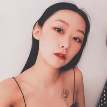 网友投稿的一只天天在微博打拳的青岛女拳母狗，四张不同风格的母狗照大家喜欢哪张，掰开这笔直的长腿露出流着骚水的母狗嫩穴暴露给大家，不知道这只母狗还能不能在微博母…