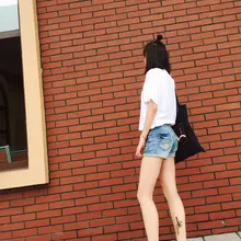 网友投稿的一只天天在微博打拳的青岛女拳母狗，四张不同风格的母狗照大家喜欢哪张，掰开这笔直的长腿露出流着骚水的母狗嫩穴暴露给大家，不知道这只母狗还能不能在微博母…